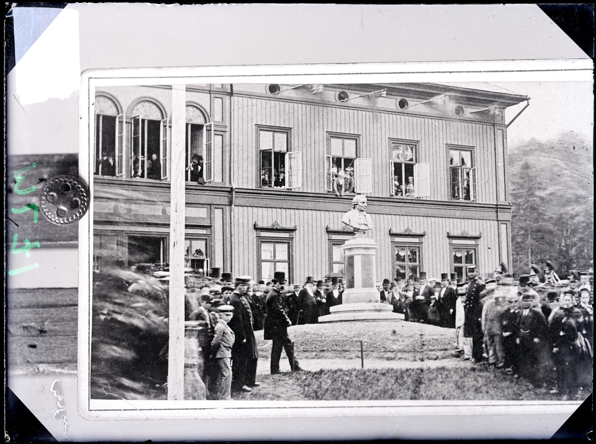 Högtidlig invigning av Anders Knape Hanssons byst den 17 juni 1879 framför gamla barnhusbyggnaden på Gustafsberg, Uddevalla