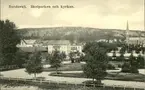 Vykort med motiv över Gustav Adolfs kyrka och skolparken.