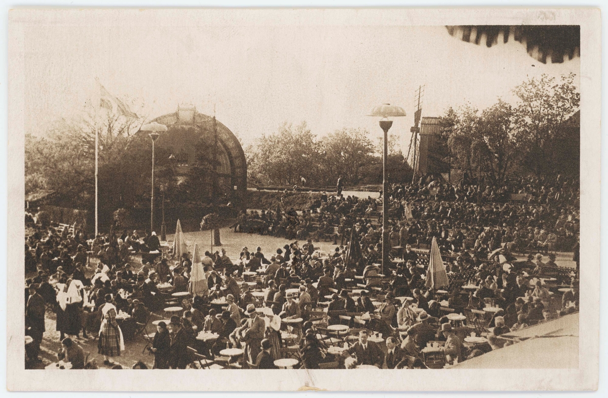 Vykort med motiv från Skansen. "Terrassrestaurangen, 'Solliden', Skansen." Musikpaviljong från Kronobergshed i Småland som tillhört Kronobergs regemente.