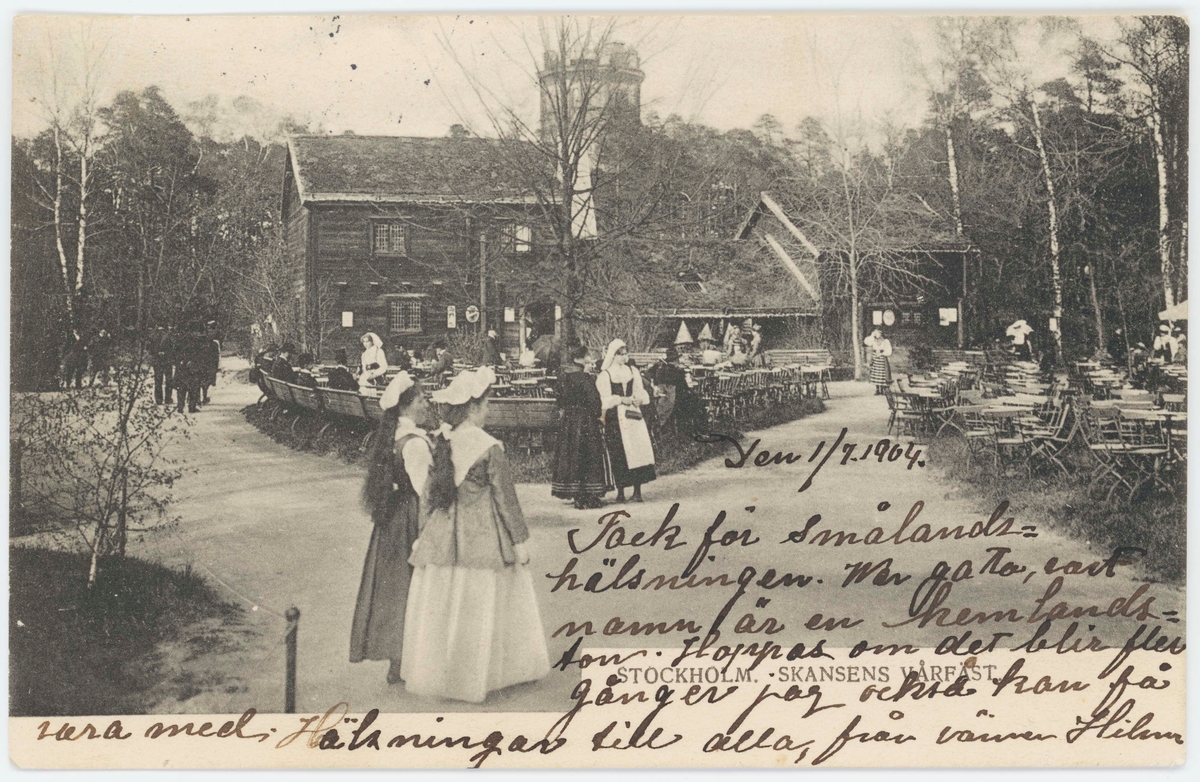 Vykort med motiv från Skansen. Skansens vårfest vid Kyrkhultsstugan: Bord och stolar uppställda på gräsytorna.