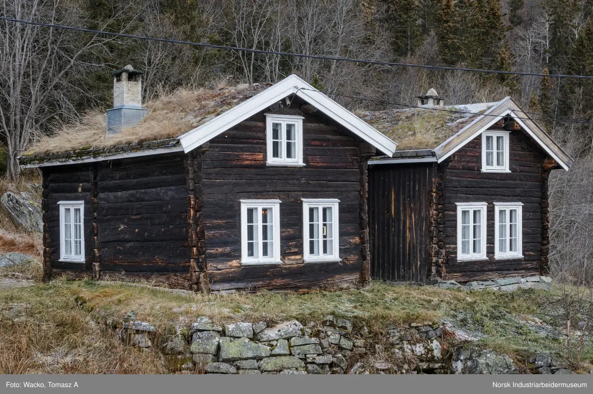 Laftet bygning i to etasjer.