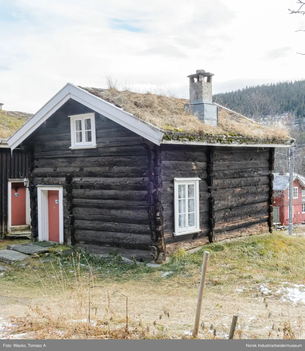 Laftet bygning i halvannen etasje. Bredere og kortere enn stua ved siden av. Gammel, antagelig 1600-tallet