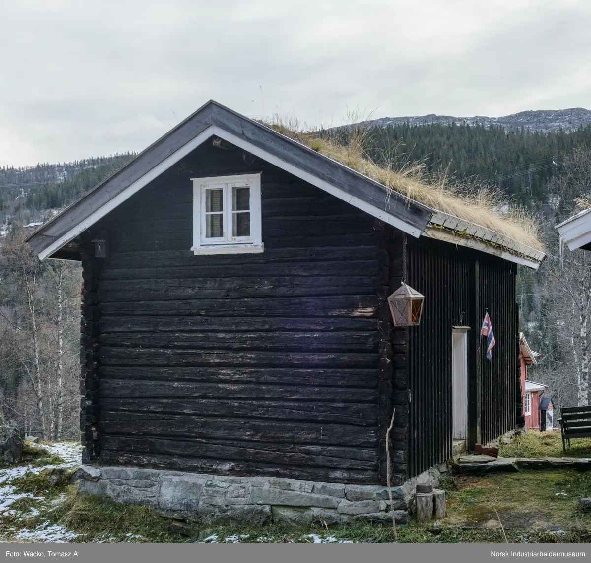 Laftet bygning i to etasjer.