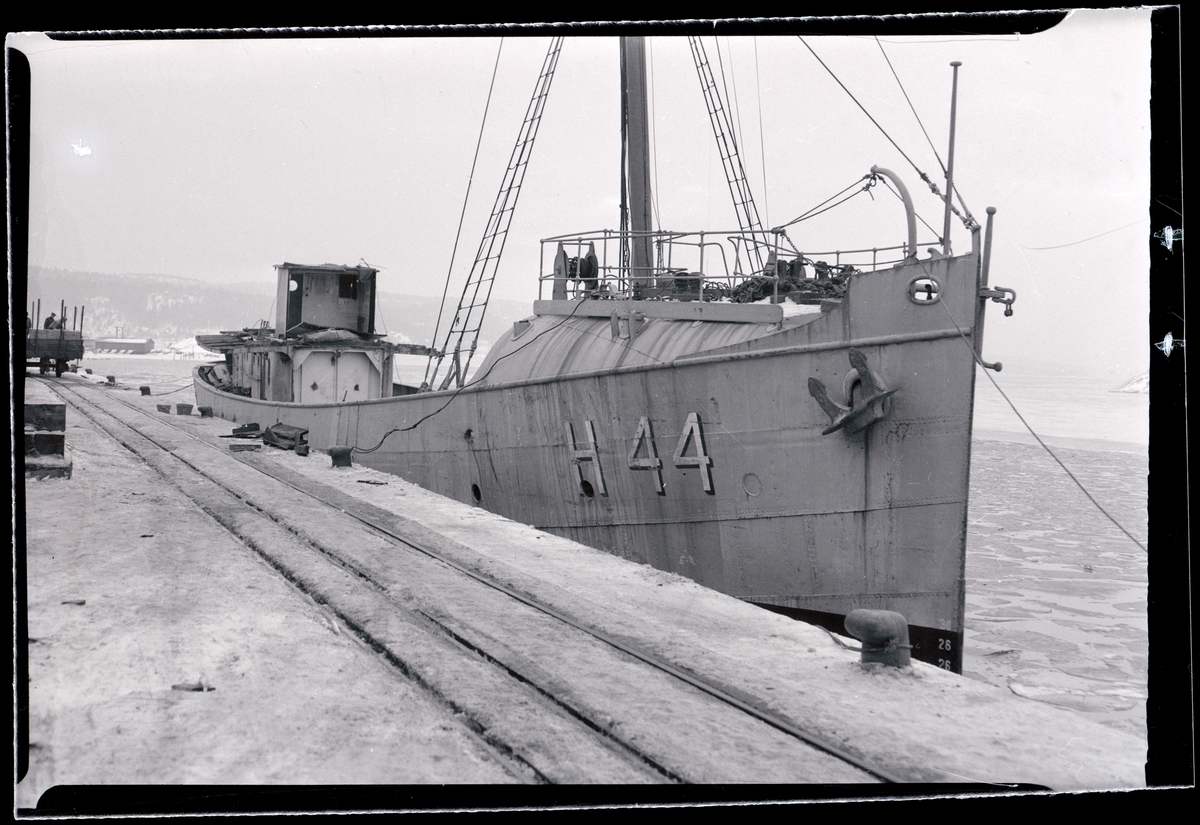 Hjälpkanonbåten H 44 SKAGERACK i Uddevalla hamn 1948