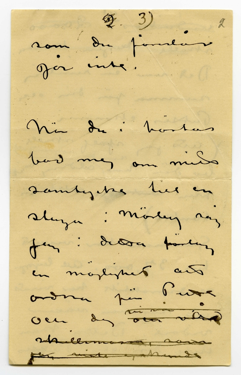 Brev odaterat från John Bauer till Ester Bauer, bestående av åtta sidor skrivna på fram- och baksidan av fyra vikta pappersark. Huvudsaklig skrift handskriven med svart bläck samt blyerts. 
.
BREVAVSKRIFT:
.
[Sida 1]
1.
.
Ja Ester.
Vi ha säkert lättare
att komma till
klarhet med hvarandra
skriftligt än muntligt
En del af hvad du
skrifvit tycker jag
också är riktigt
först och främst. Vi 
[understruket] kunna aldrig likas
att vi inte längre
.
[Sida 2]
2)
.
borde lefva tillsammans
insåg jag klarast 
i somras – men jag
var inte stark nog 
att ordna saken. För
Puttes skull har jag
dragit mej i det
längsta för en riktig
skillsmässa. Nu tror
jag att vi alla 3 i
längden må bäst
af en sådan. Den
kan inte kallas
förhastad. Halfheten
.
[Sida 3]
[överstruket: 2]
.
3)
.
som du förstår
går inte. 
.
När du i höstas 
bad mej om mitt
samtycke till en
stuga i Mörby såg
jag i detta förslag
en möjlighet att
ordna för Putte
och dej [överstruket: vi vår om vår
skilsmassa, som
jag visste ej kunde
.
[Sida 4]
4)
.
[överstruket: undvikas. 20.000
skulle stugan kosta.]
Det var en rimlig 
summa för din och
Puttes ekonomi
(att jag sjalf skulle
bo där har som du nogsamt vedt aldrig varit
min [överstruket: verkliga riktiga]
tanke)
Summan har vuxit
Till 37.000. all bygg-
nadspraktik har visat
att summan växer
vidare. Detta kan
inte din och Puttes
.
[Sida 5]
5)
.
ekonomi bära
Det måste du förstå
Hade jag känt mej 
kry och konstnärligt
stark och arbetsfrisk
skulle jag ej räk-
nat med en fixerad
summa åt Putte
och dej. – Men
jag vet att jag är
långt ifrån frisk
och att min arbets
.
[Sida 6]
6)
.
-förmåga blifvit
sorgligt liten och
jag vill ej tvingas göra
svag konst för 
pängar.
[Kommentar: hela nedanstående stycke överkryssat]
Tro nu inte mera
att i * [överstruket: denna skilsmassa]
kommer [överstruket: undan] för
[överstruket: att det planerade] 
bygget kostnadsför-
slag var 7.000 [överstruket: var]
högre än jag tänkt.
.
[Övanför överstrukna rader, samma sektion, sedermera överstruket]
* allt detta obehag
kommer få de 7000
kronorna du skrifver om. 
.
[Sida 7]
[överstruket: 8.]
7          4
.
Du skrämmer mej
i ditt bref med
Putte. Att jag inte mer skulle
[överstruket: Pu Han är en]
få vara hos honom.
Jag vet hvad jag upp
offrar. Men hela
min pojke [överstruket: offrar] lämnar
jag inte. Han är
en pojke och han
behöfver mej och
jag behöfver honom
det måste du
förstå.
.
[Sida 8]
[överstruket: 7)]
8
.
Du vet säkert
Andra orsaker.
Dessa 7.000 är
Inte halmstrået
som vårt trötta
äktenskap snubblar
öfver.
[överstruket: Men slut måste
Det nu vara.
    John. ]