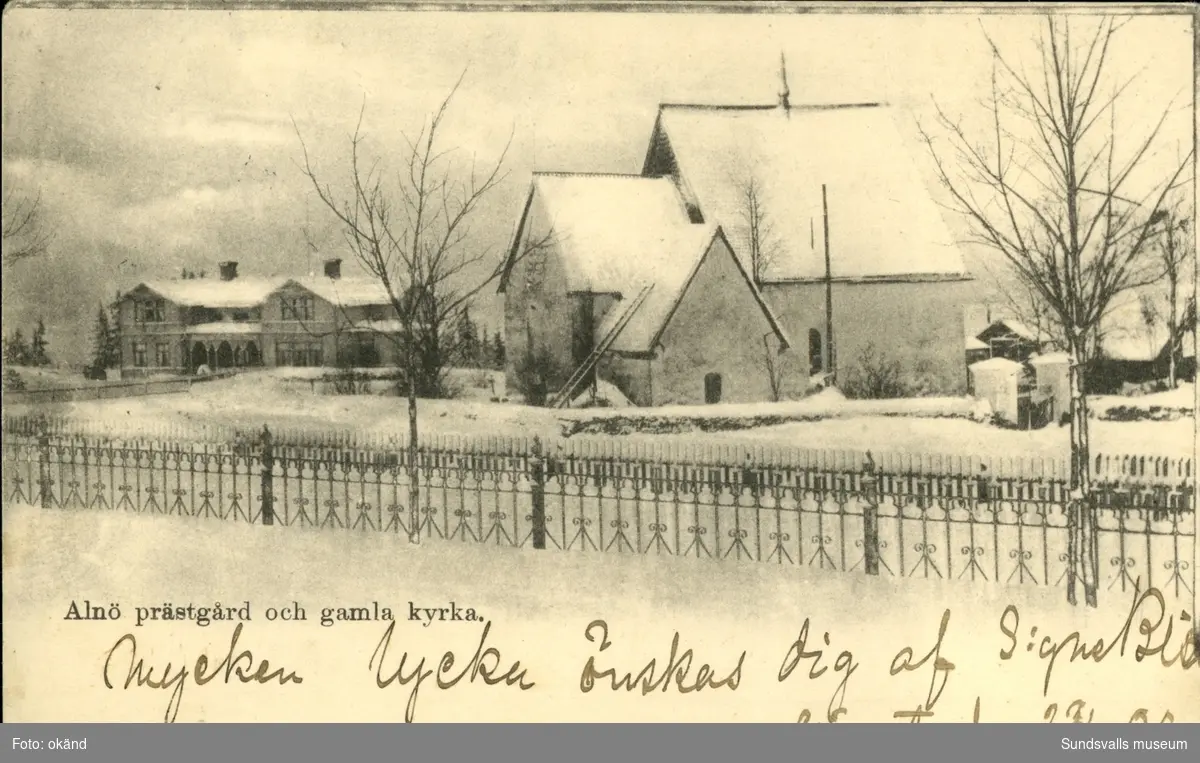 Vykort med motiv över prästgården och gamla kyrkan på Alnö.