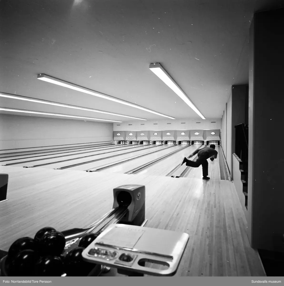 Nya Sporthallen i Sundsvall, exteriör samt interiörbilder, bland annat från bowlinghallen. Reportagebilder för Dagens Nyheter.