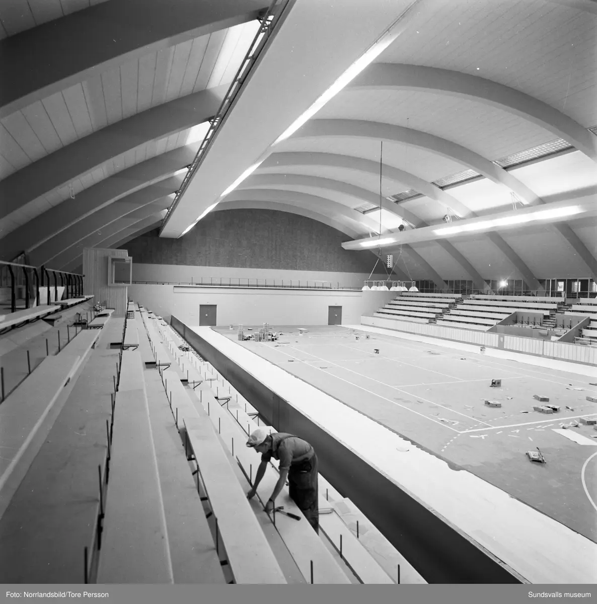 Nya Sporthallen i Sundsvall, exteriör samt interiörbilder, bland annat från bowlinghallen. Reportagebilder för Dagens Nyheter.