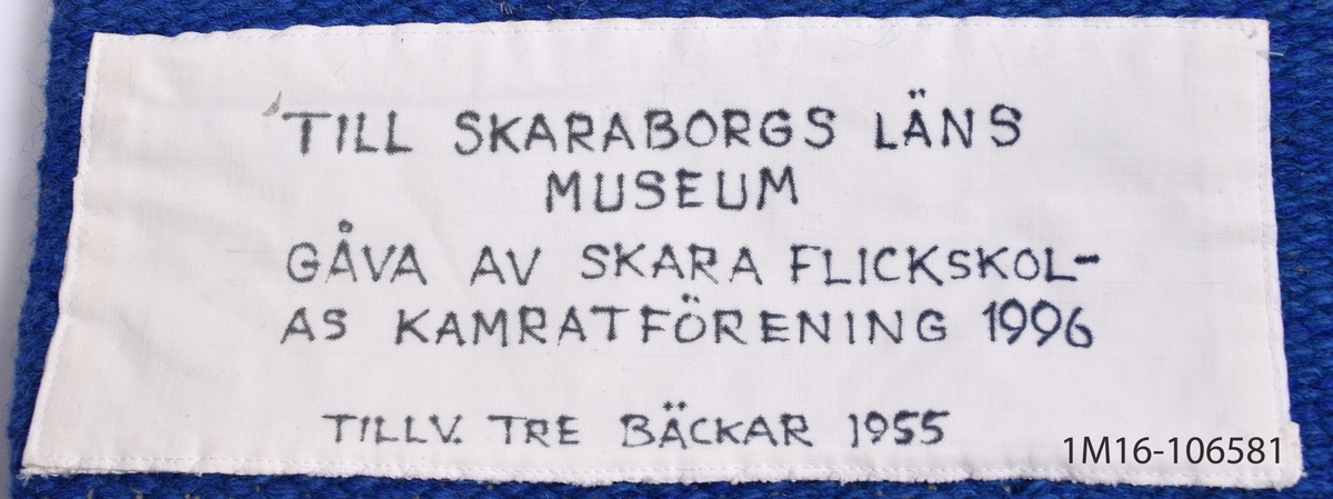 Väggtextil, vävd av Agda Österberg. På övre delen av vävnaden, ett kors.