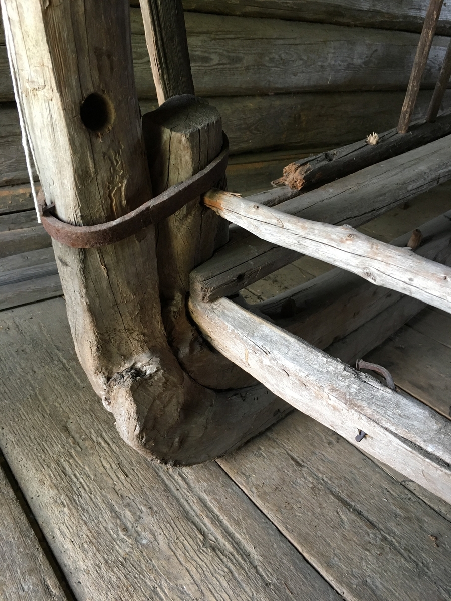 Kjøretøy for høykjøring i bratt terreng. Grinder til å montere på sidene. Ei grind mangler. Meier foran og aksel med hjul bak. Framkarm og meier av et naturvokst trestykke. Bakkarm og lasteflate er også naturvokst tre. Bærestykker er sammenføyd i samme krumming i meier. Hjulaksling trolig yngre. Trekkpunkt for skokle. 10 eiker, hull til 23 spiker i grinda. Jordbruksredskap til hest hovedsakelig brukt av menn.

Tilstand : Dårlig