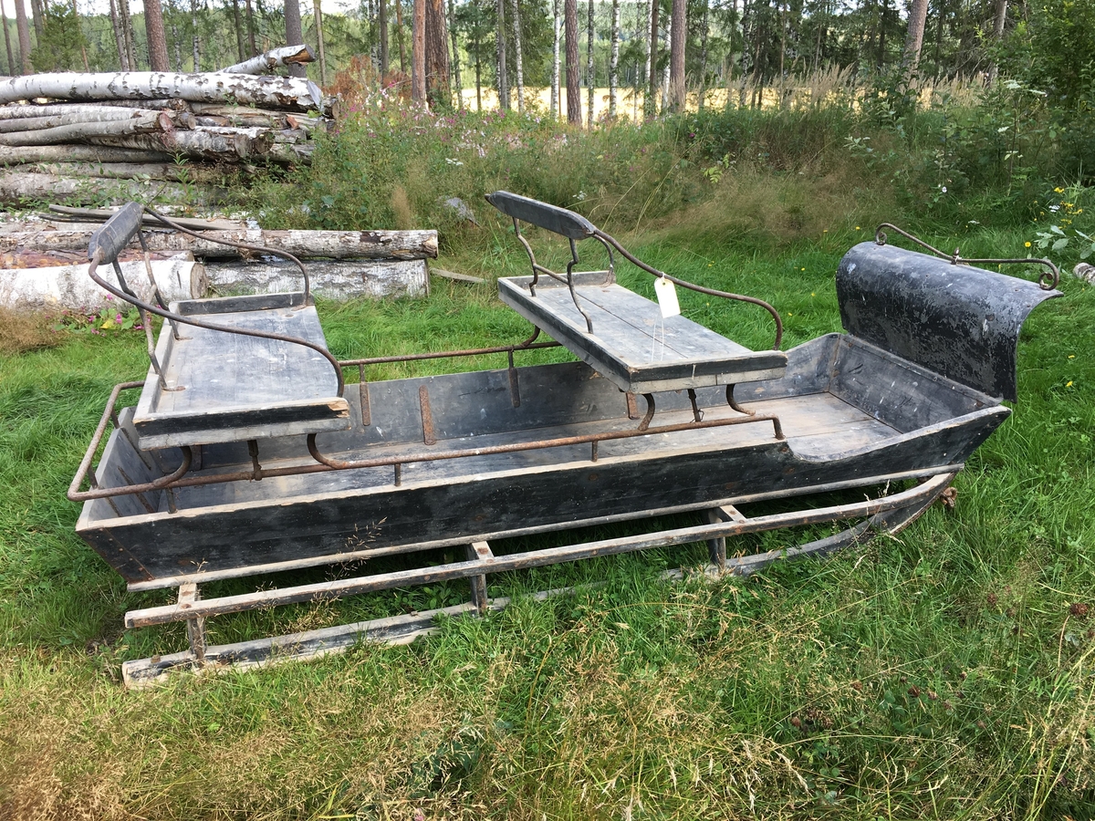 Kjøkkensluffe med slett bunn, utskrådde sider med rundtjern over for feste av seter - flyttbare. Skvettskjerm/fløy av buet jernblikk med tomløper i rundtjern med krummede ender. Personkjøretøy for hest til vinterføre brukt av kvinner og menn.

Tilstand god men slitt