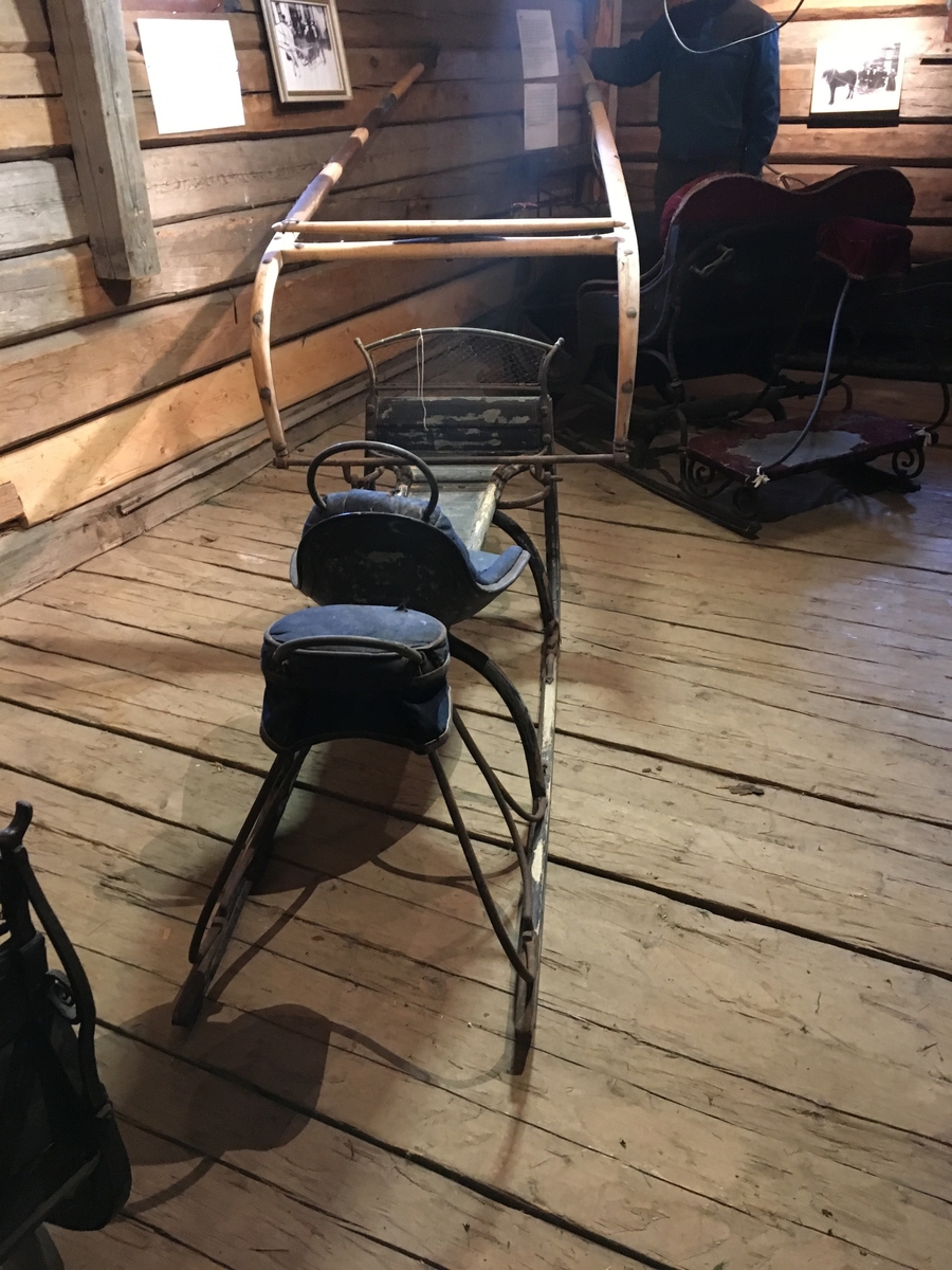 Spisslede av travtype. Ble gjerne brukt til travløp på is. Slett foran. Trolig fra vognfabrikk. Feste til traverdrag og skjeker. Buet travdrag av ask. En dragarm er reparert med blikk (spjæring). Draget har svingel for trekkliner og orebeslag. Personkjøretøy til vinterføre for hest brukt av kvinner og menn.

Tilstand god