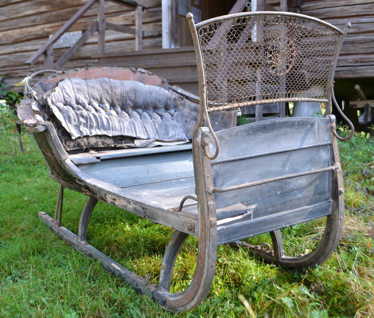 Breislede med rett underlinje, eldre type. Ligner en dobbel spisslede. Skinntrukket sete med blå knapper og flettet skvettskjerm med sirkelrundt midtfelt. Våpenkasse bak seteryggen. Sledeskjæker. Personkjøretøy for hest til vinterføre, brukt av kvinner og menn.

Tilstand påførte skader i trekk og fating