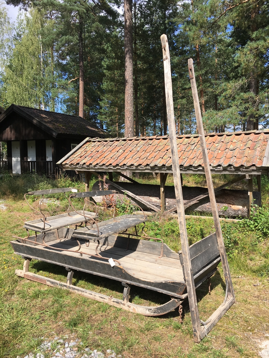 Sluffe med slett bunn og to seter. Litt utskrådde sider. Tett skvettskjerm av tre. Rundtjern over sidekarmer som feste av seter. Begge seter flyttbare i lengden/avtagbare. Personkjøretøy for hest til vinterføre brukt av kvinner og menn.

Tilstand god
