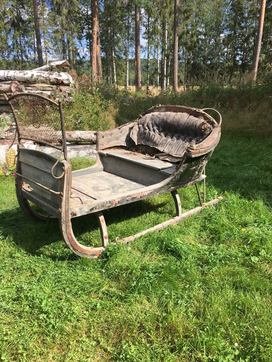 Breislede med rett underlinje, eldre type. Ligner en dobbel spisslede. Skinntrukket sete med blå knapper og flettet skvettskjerm med sirkelrundt midtfelt. Våpenkasse bak seteryggen. Sledeskjæker. Personkjøretøy for hest til vinterføre, brukt av kvinner og menn.

Tilstand påførte skader i trekk og fating