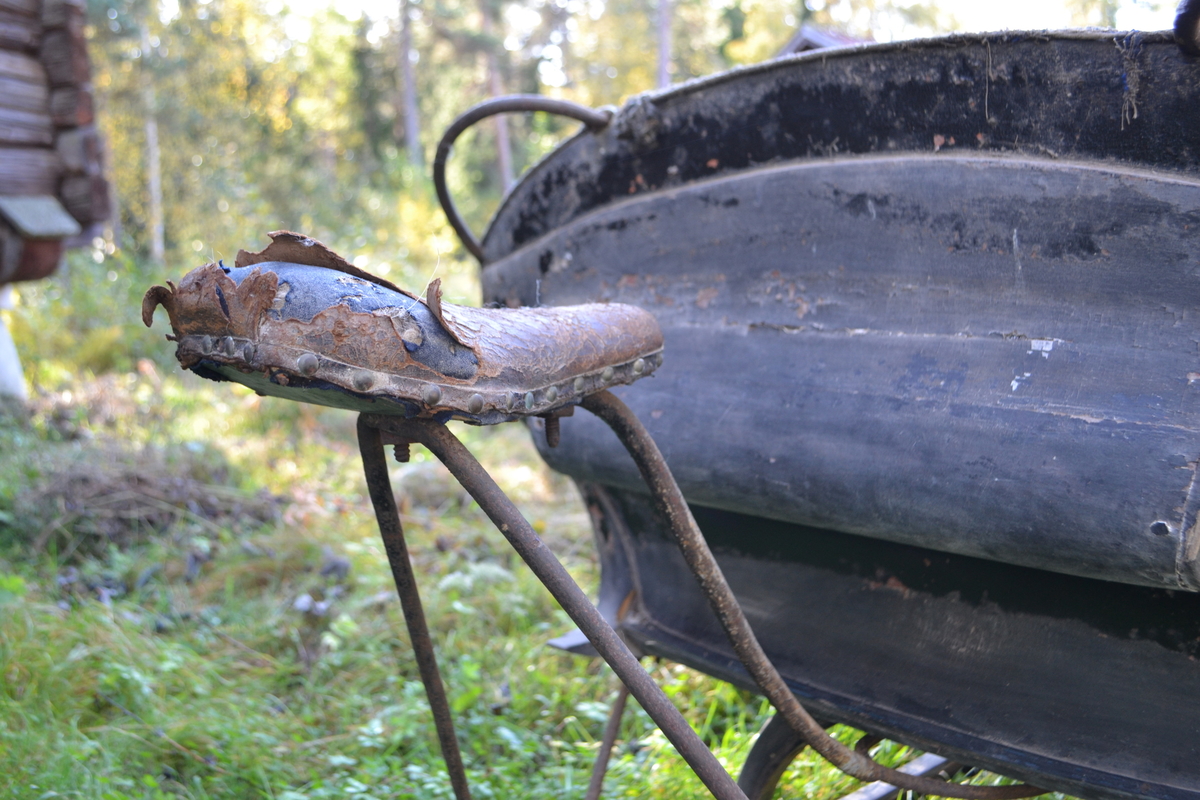 Breislede med rett underlinje, eldre type. Ligner en dobbel spisslede. Skinntrukket sete med blå knapper og flettet skvettskjerm med sirkelrundt midtfelt. Våpenkasse bak seteryggen. Sledeskjæker. Personkjøretøy for hest til vinterføre, brukt av kvinner og menn.

Tilstand påførte skader i trekk og fating