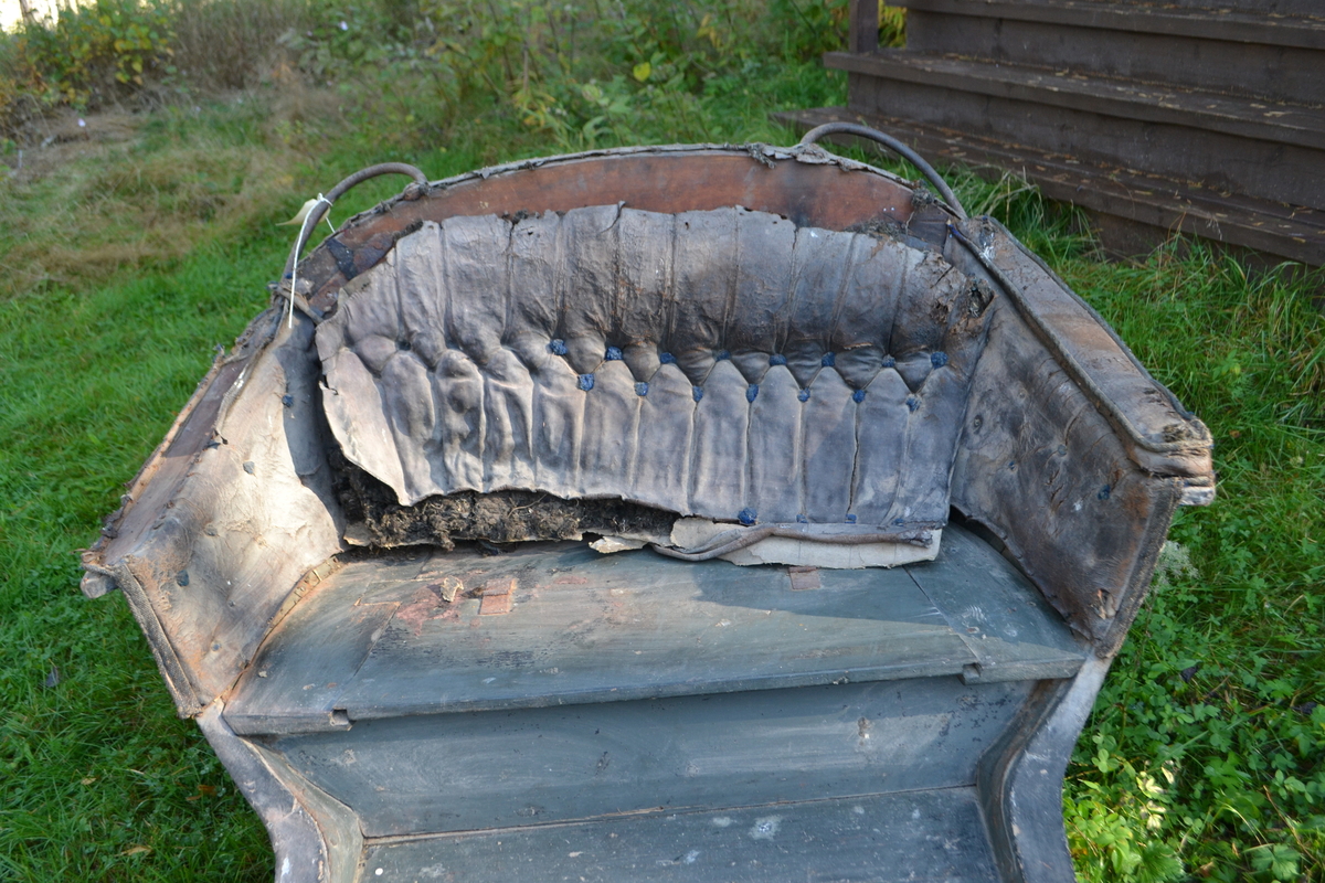 Breislede med rett underlinje, eldre type. Ligner en dobbel spisslede. Skinntrukket sete med blå knapper og flettet skvettskjerm med sirkelrundt midtfelt. Våpenkasse bak seteryggen. Sledeskjæker. Personkjøretøy for hest til vinterføre, brukt av kvinner og menn.

Tilstand påførte skader i trekk og fating