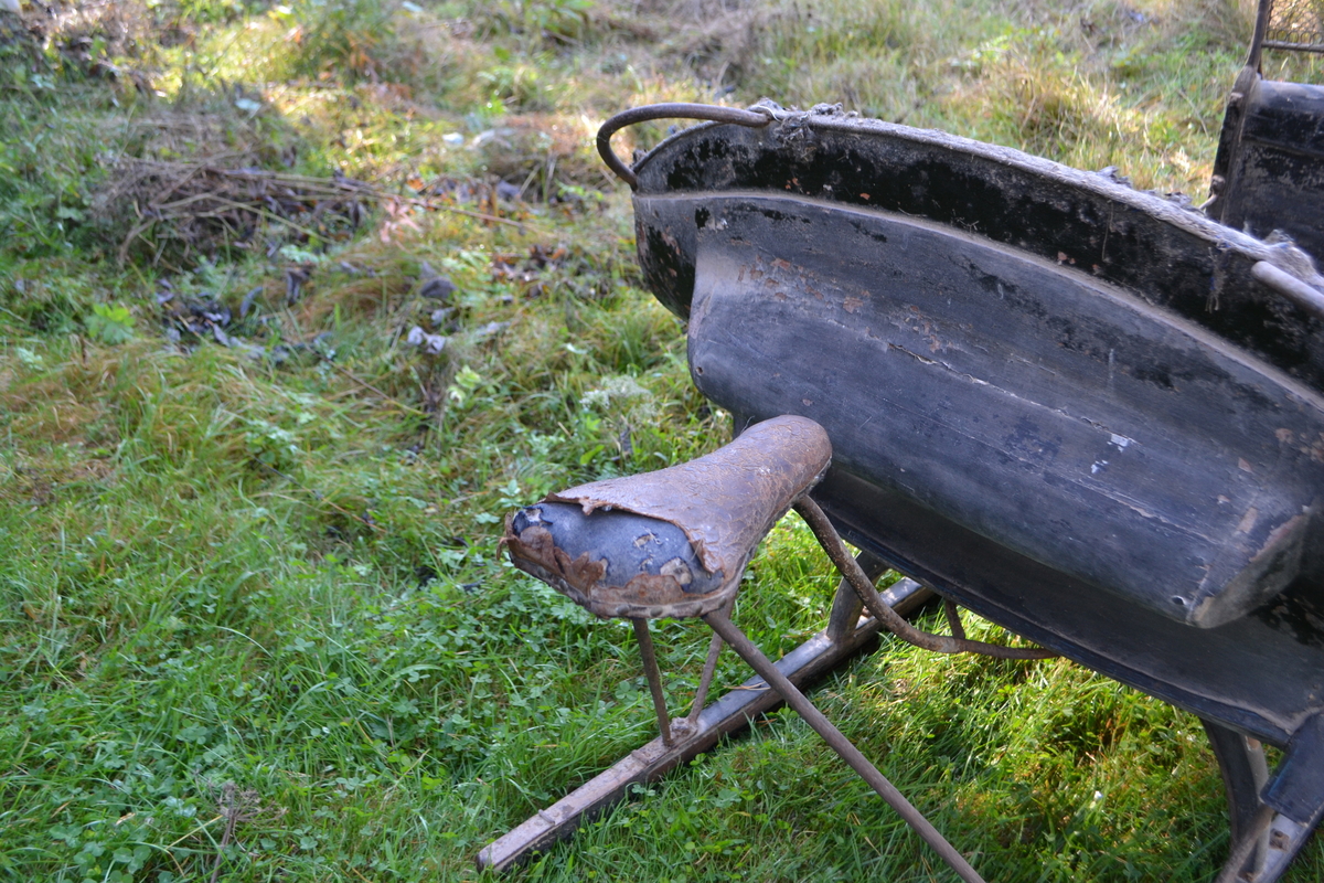 Breislede med rett underlinje, eldre type. Ligner en dobbel spisslede. Skinntrukket sete med blå knapper og flettet skvettskjerm med sirkelrundt midtfelt. Våpenkasse bak seteryggen. Sledeskjæker. Personkjøretøy for hest til vinterføre, brukt av kvinner og menn.

Tilstand påførte skader i trekk og fating