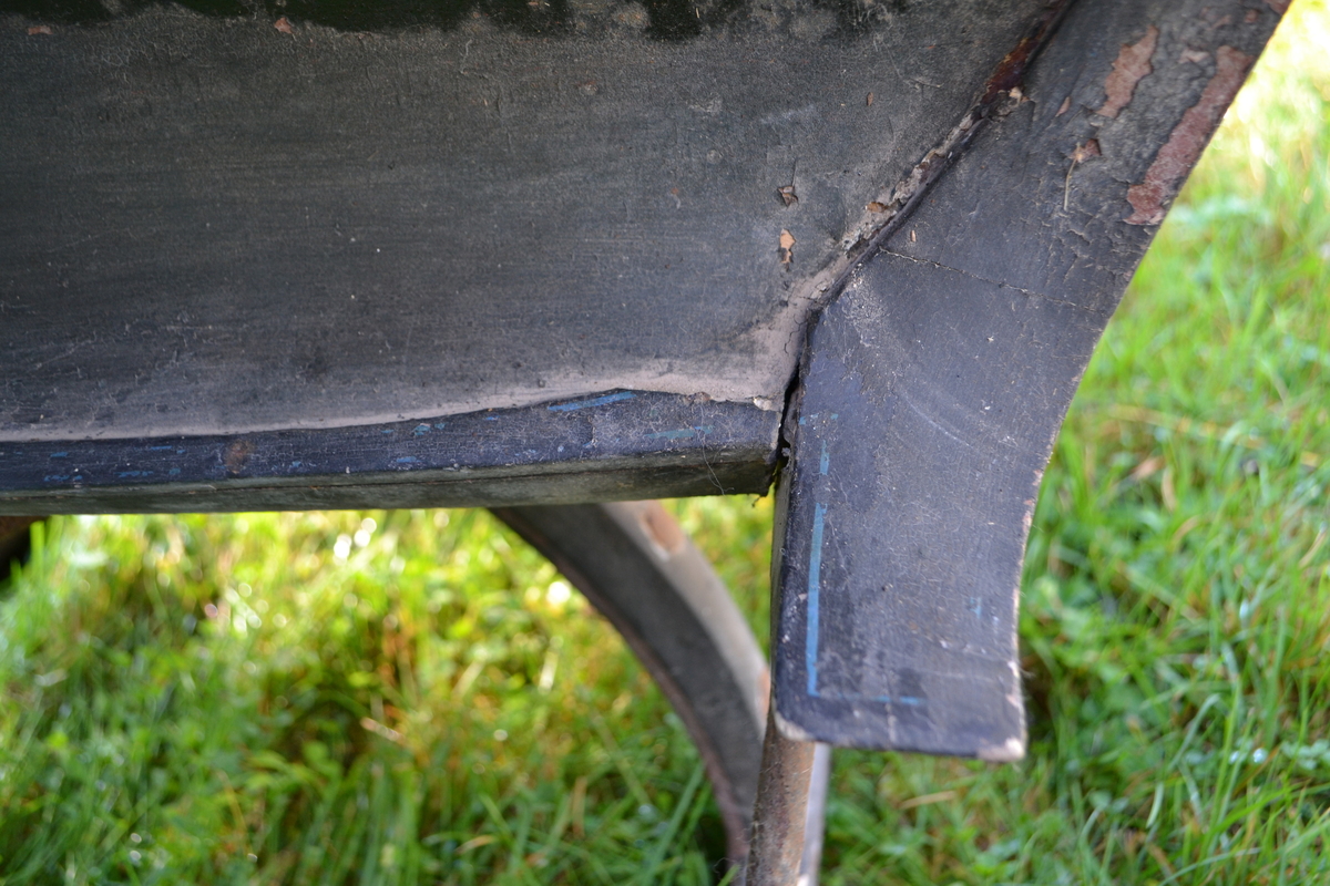 Breislede med rett underlinje, eldre type. Ligner en dobbel spisslede. Skinntrukket sete med blå knapper og flettet skvettskjerm med sirkelrundt midtfelt. Våpenkasse bak seteryggen. Sledeskjæker. Personkjøretøy for hest til vinterføre, brukt av kvinner og menn.

Tilstand påførte skader i trekk og fating
