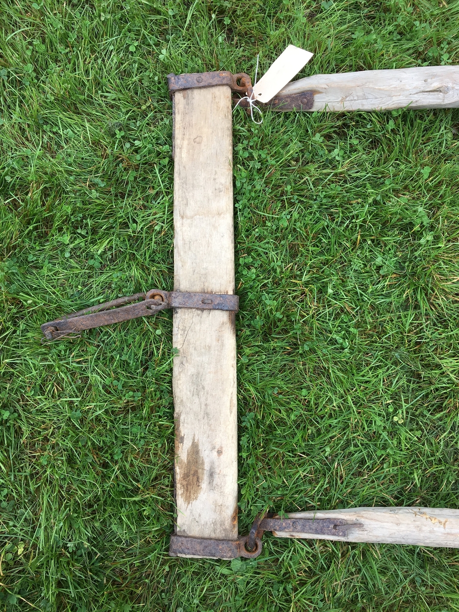 Grovt tilskjært/tilskårne dragarmer forbundet med et tverrstykke (svingel/hommel) med trekk, lukket krok, leddforbindelse med kramper og ring. Jordbruksredskap til hest hovedsakelig brukt av menn.

Tilstand god