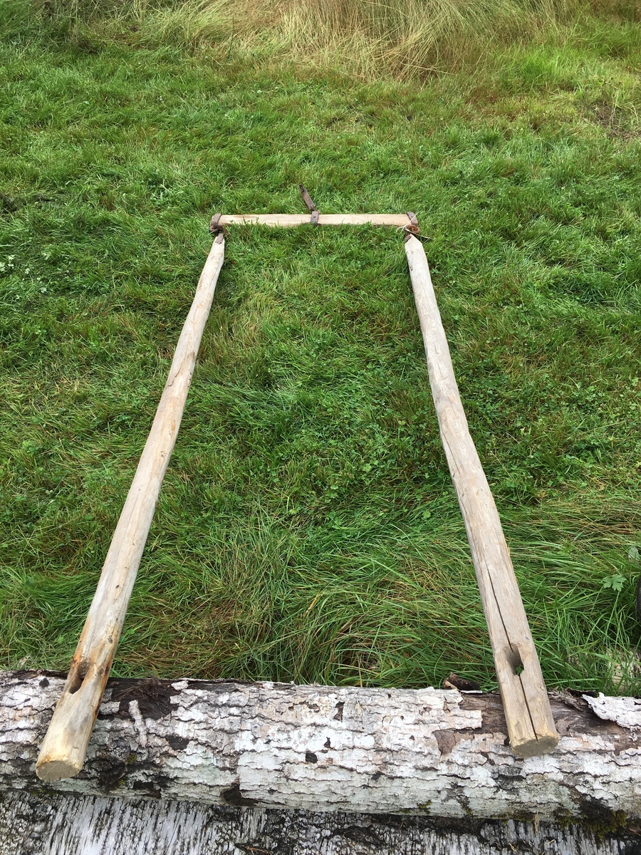 Grovt tilskjært/tilskårne dragarmer forbundet med et tverrstykke (svingel/hommel) med trekk, lukket krok, leddforbindelse med kramper og ring. Jordbruksredskap til hest hovedsakelig brukt av menn.

Tilstand god