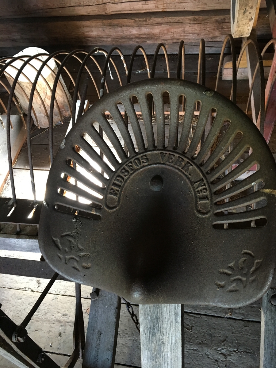 Hestetrukken rive for raking av høy. Fot og håndbetjent mekanisme for løfting av tinder via inngrep i hjulnav. Hjul av tre. Dampbøyd felg med 12 eiker, to felgstykker. Jordbruksredskap til hest hovedsakelig brukt av menn.

Tilstand god