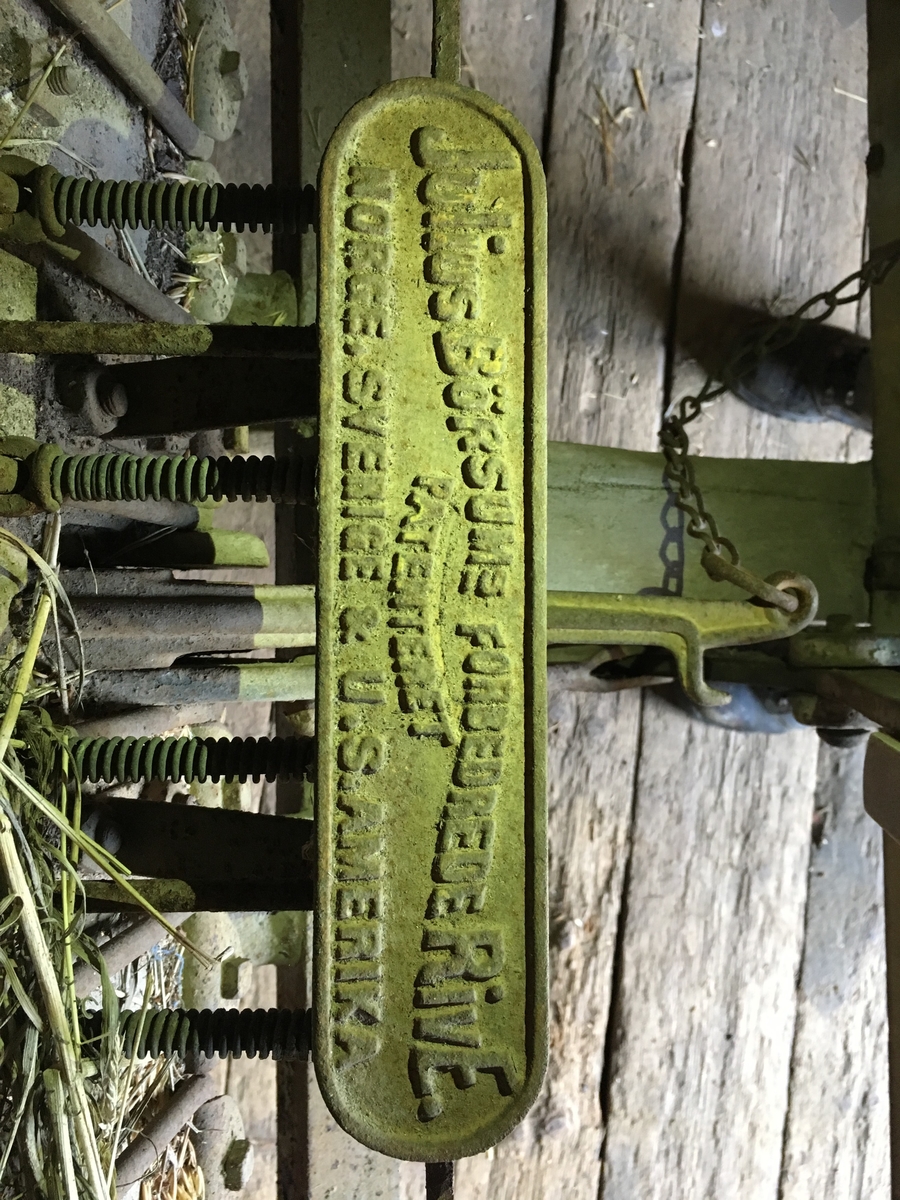 Høyrive med 26 tinder. 12 eiker. 2 ledd, dampbøyd.

Jordbruksredskap til hest ble hovedsakelig brukt av menn.

Tilstand God