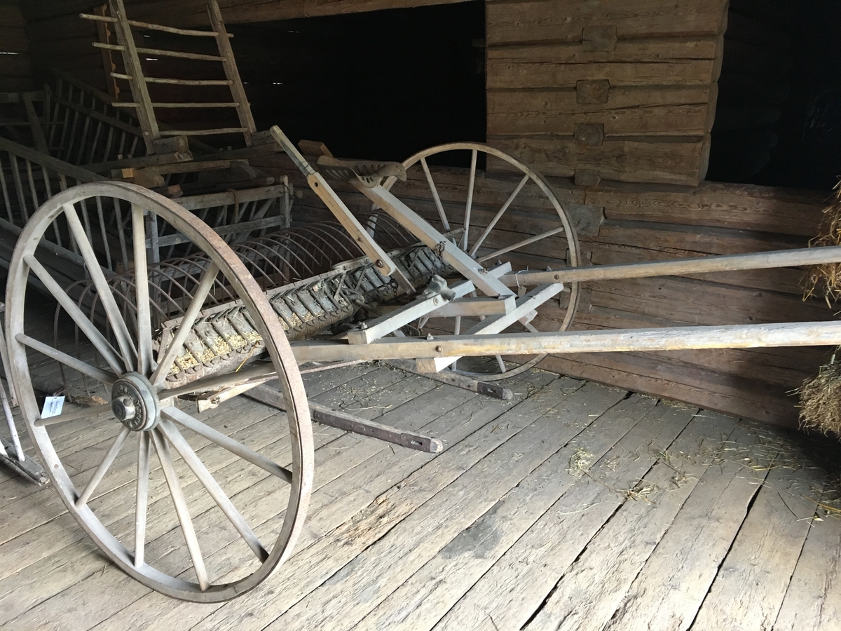 Høyrive med 26 tinder. 12 eiker. 2 ledd, dampbøyd.

Jordbruksredskap til hest ble hovedsakelig brukt av menn.

Tilstand God