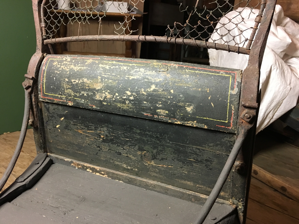 Spisslede av empiremodell fra før 1890. Forholdsvis stor, høy nettingskjerm foran. Romslig hovedsete trukket med skinn. Messingbelagt tomløper. Spesiell form på omramming på skvettskjerm. Smidde beslag, krussedull stiver av skjermen. Feste for skjeker (skjeker mangler). Sleden er reparert på museet. Personkjøretøy for hest til vinterføre brukt av kvinner og menn.