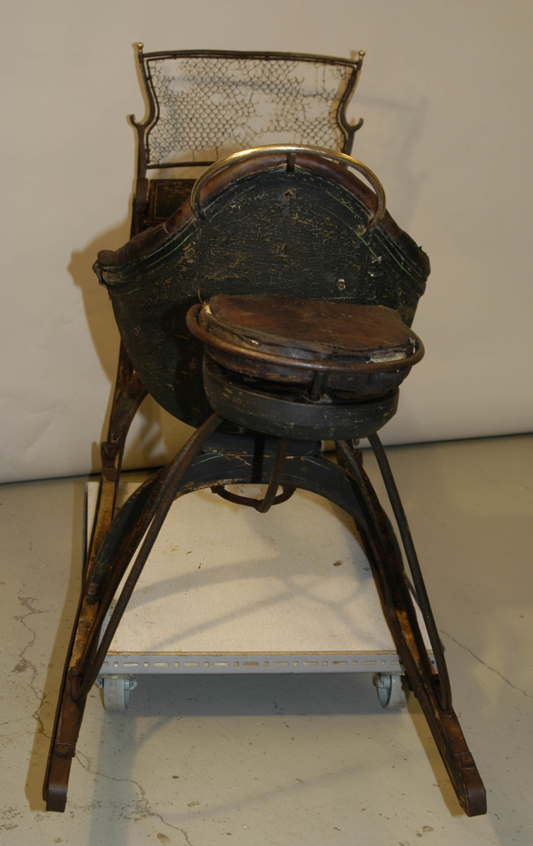 Spisslede av empiremodell fra før 1890. Forholdsvis stor, høy nettingskjerm foran. Romslig hovedsete trukket med skinn. Messingbelagt tomløper. Spesiell form på omramming på skvettskjerm. Smidde beslag, krussedull stiver av skjermen. Feste for skjeker (skjeker mangler). Sleden er reparert på museet. Personkjøretøy for hest til vinterføre brukt av kvinner og menn.