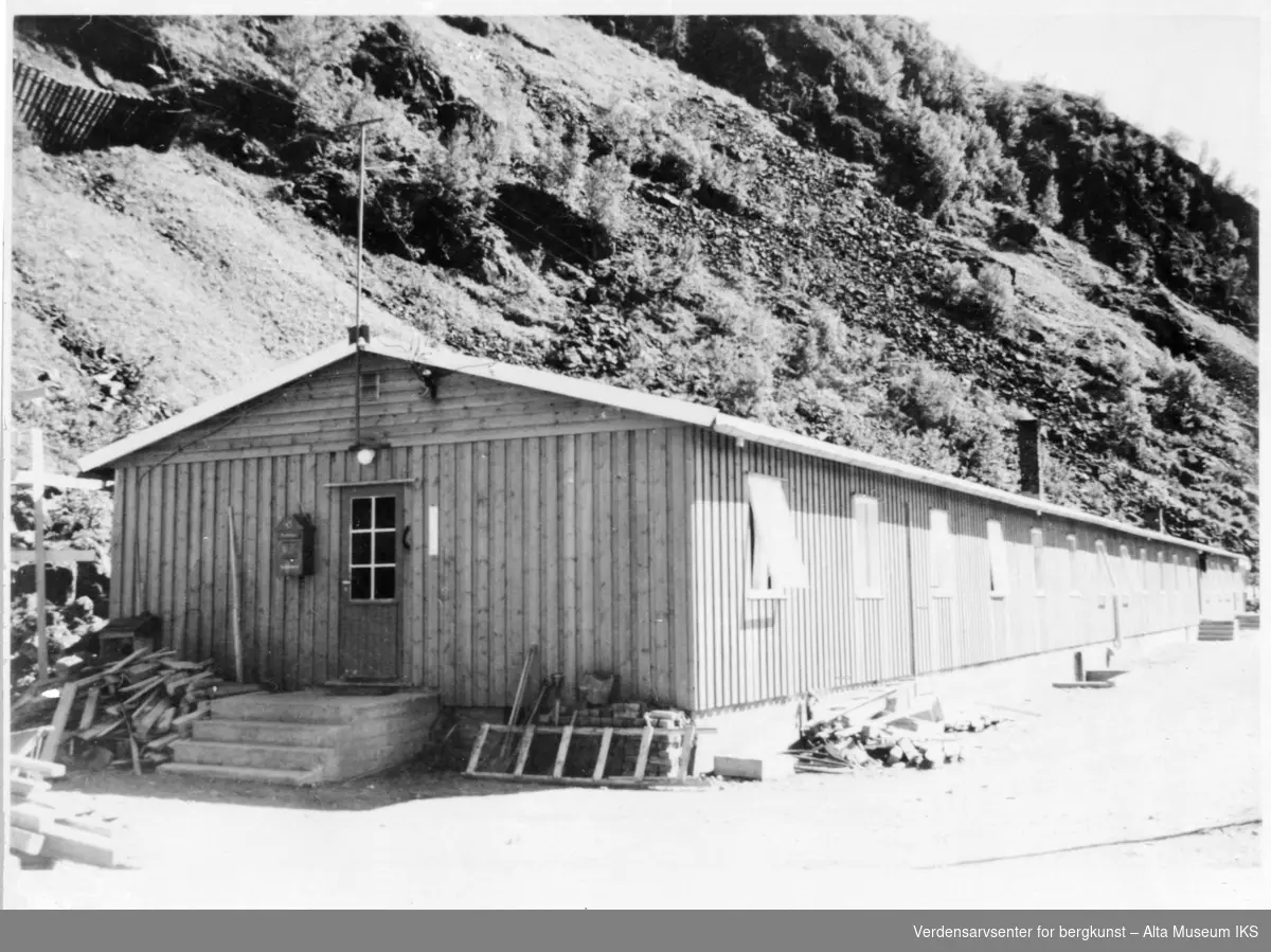 Funksjonærmesse i Lillebukt med fjell og skog i bakgrunn.