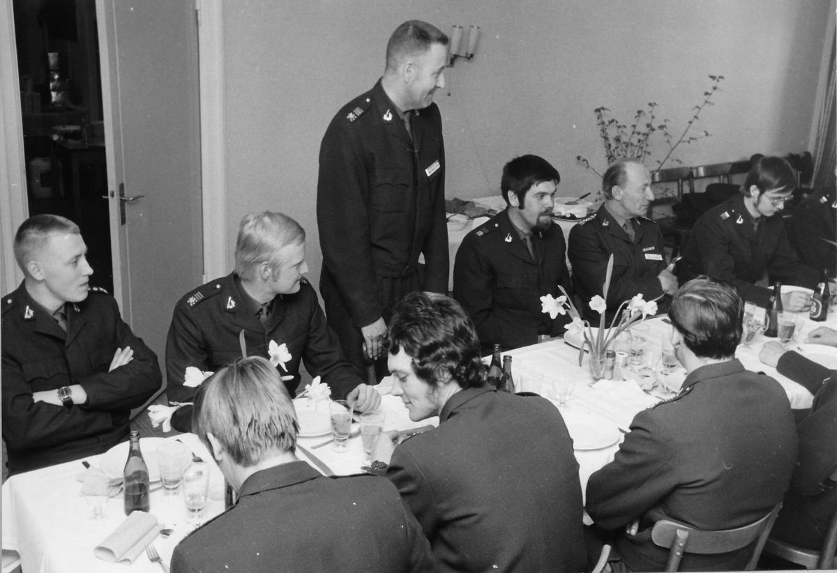 Avslutningslunch för Instruktörsskola 2 vid regementets Livkomp 1972

Bild 1: Fr.v. fj Lars Liljenstolpe, fu Tommy Jannerstad och bakom honom Lena Carlsson, (dotter till husmor på uoffmässen) senare husmor på KA 1.

Bild 2: Skolledningen avtackas. Sittande fu Bengt-Erik Larsson, stående förvaltare Arne Ljungsberg, kn Ola Ericsson, fj Lars Liljenstolpe, öfu Bengt-Arle Berg (P 18), fu Torbjörn Cairén och fu Tommy Jannerstad.

Bild 3-4: Ordföranden för underbefälsföreningen, rustm Erhard W Isacsson håller tal.

Bild 5-6: Regch öv Colliander delar ut betyg till eleverna.