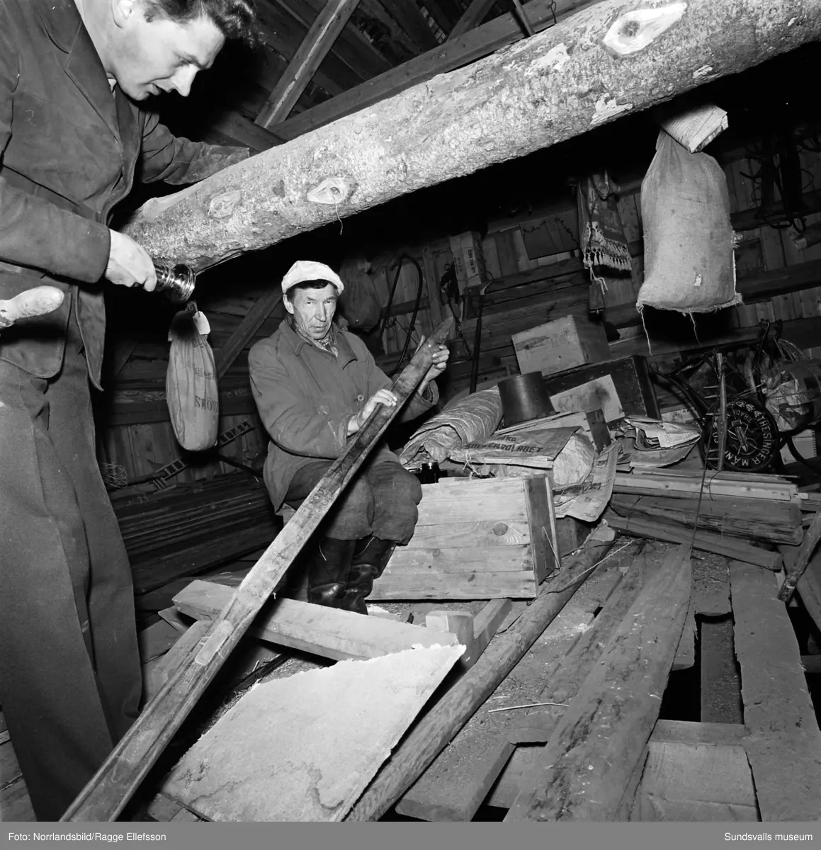 Tidigare skidlöparstjärnan Lars-Teodor Jonsson i sin bostad, en enslig skogskoja i Lill-Allvattnet, Strömsund, där han levde till nära 90 års ålder. Stugan har senare flyttats och finns bevarad på hembygdsgården i Strömsund. Reportagebilder för Expressen.