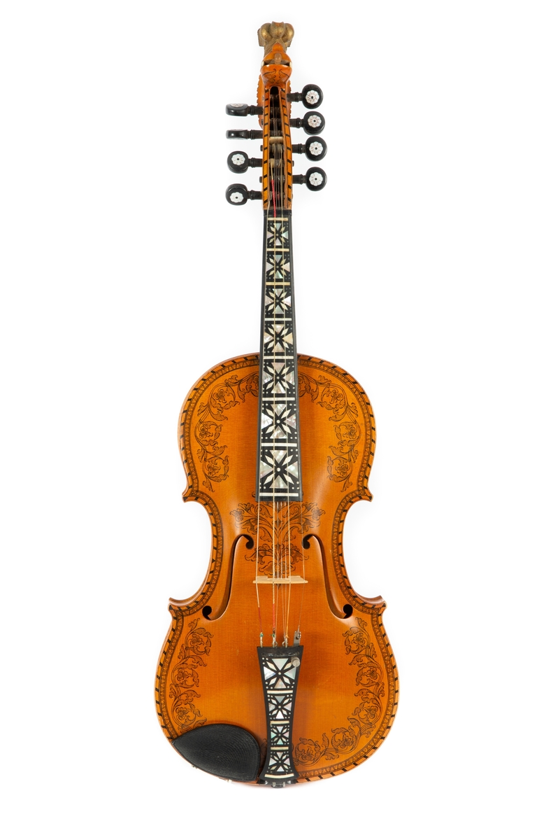 Hardingfele laga av Knut Ø. Rudi i 1903.  Hardingfele, feleskrin og boge (VFF 15615a-c).