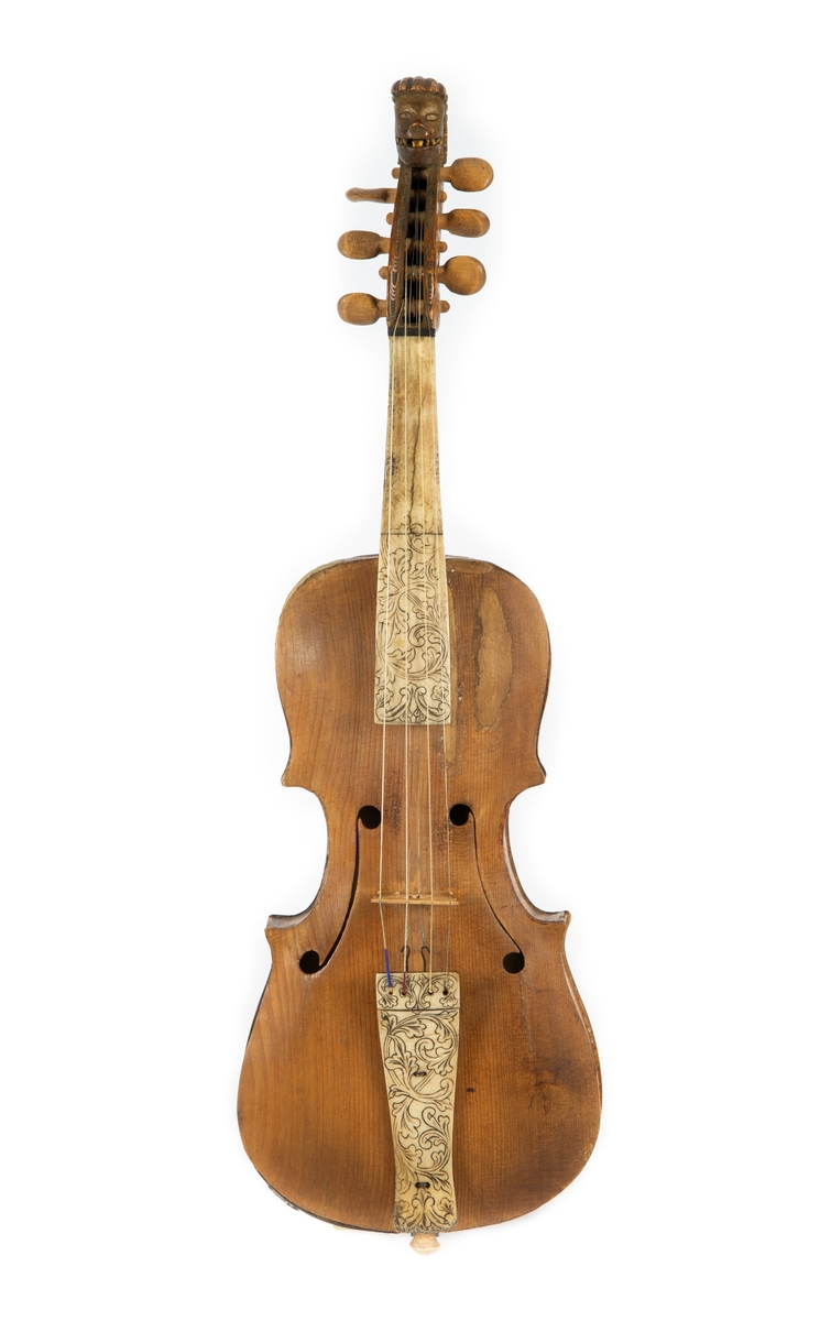 Hardingfele brukt i det blodige brudlaupet på Dale i Vestringsbygda. 6. desember 1823, sjå historikk. 

Hardingfele med skrin og boge (VFF 15617a-c). Fela har sterkt kurve både bonn og lokk. Gripebrett av bein, det same er strengehaldaren. Desse er fint utkroka. Lokket er ikkje behnadla. Etter kantane under fela 4 strek. Rose i midten under. Ein del reparert. 6 strenger, 4 over og 2 understrenger. Skrinet fela ligg i er en firkanta kasse, spikra sammen i hjørnene. Lokket er litt kurvet, og henglset på med to hengsler. 

A: Fele
B: Skrin
C: Boge
