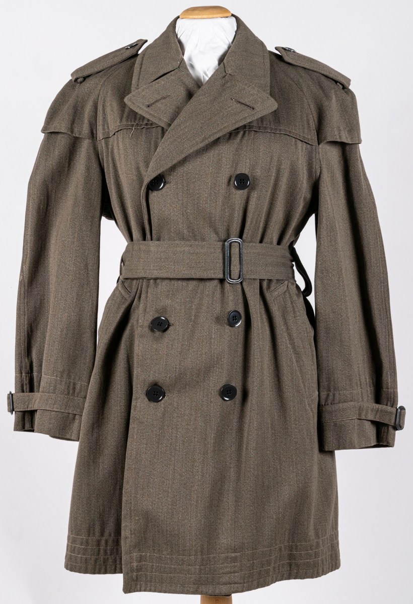 Trenchcoat i juniorstorlek. Märke Vargen.
Etikett med texten: MATTS´ Junior FALUN.