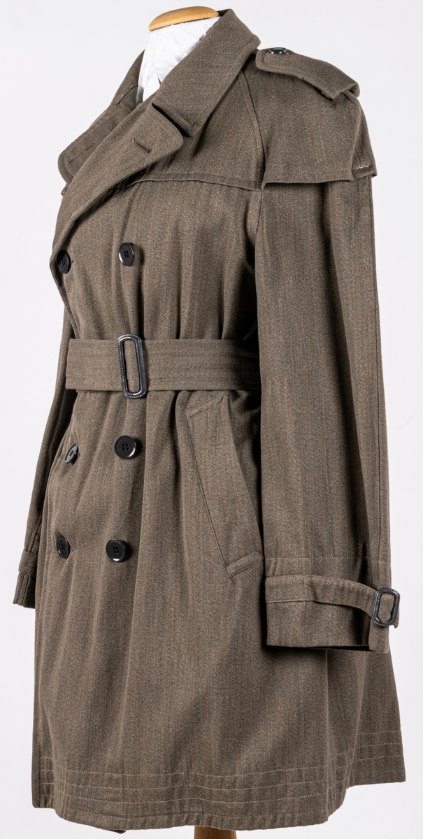 Trenchcoat i juniorstorlek. Märke Vargen.
Etikett med texten: MATTS´ Junior FALUN.