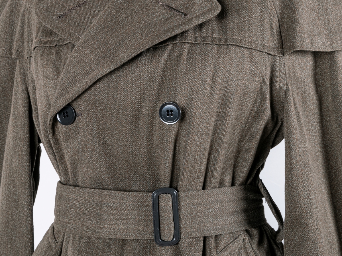 Trenchcoat i juniorstorlek. Märke Vargen.
Etikett med texten: MATTS´ Junior FALUN.