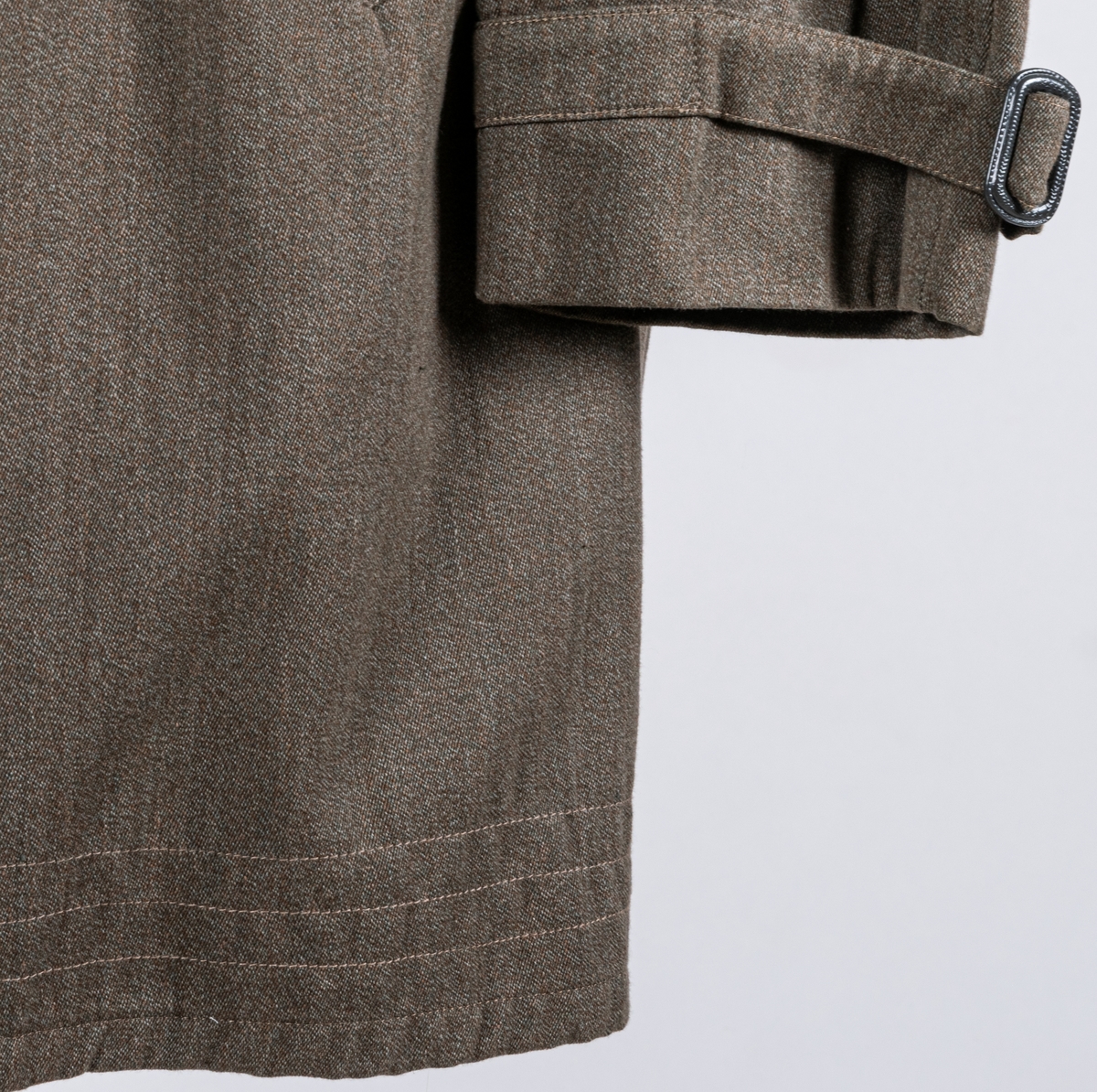 Trenchcoat i juniorstorlek. Märke Vargen.
Etikett med texten: MATTS´ Junior FALUN.