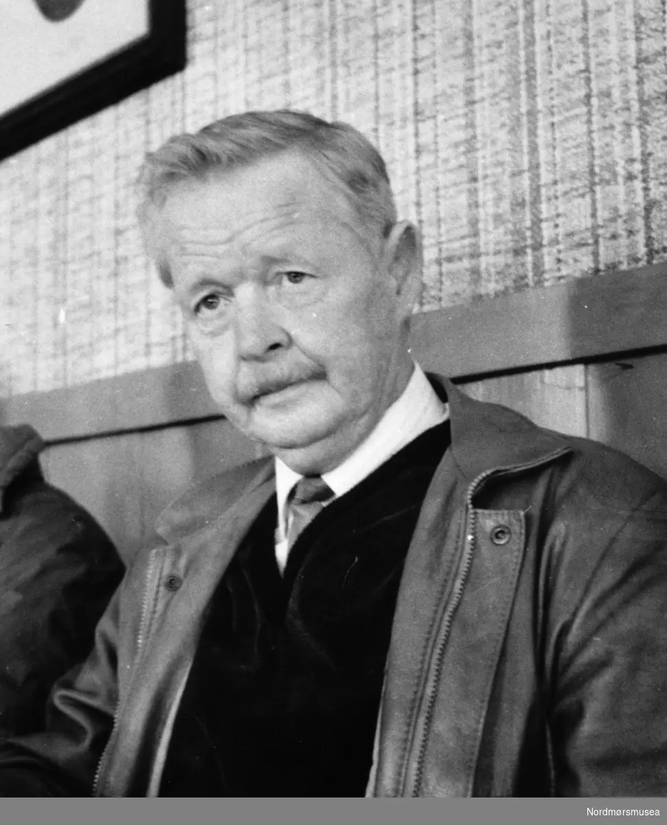 Arnulf Bach. Familien Bach kom flyttende fra Trondheim i desember 1979 for å ta over Tingvoll-Kroa som lå oppe ved Samvirkelaget. Her drev familien fram til 1984 da de flyttet driften ned på Venås-brygga ved fergeleiet. Arnulf Bach f 1935 var utdannet kokk og stuert med 20 års fartstid i utenriks trafikk. Han jobbet som kokk ved flere restauranter i Trondheim som Frimurerlogen og  Prinsen Hotell. Han utdannet seg også til tømrer og jobbet på TMV (Trondheim Mekaniske Verksted) mellom 1974 til 1979 (info:  Roger Bach).
Daværende banksjef Finn Moe Stene var på Tingvoll kroa ved en anledning (mulig januar 1988) og han lot seg irritere over en gjest som ikke "passet inn" på et serveringssted, antakelig en stamgjest som var litt drikkfeldig. Moe Stene forlangte at Bach skulle kaste ut gjesten.  Bach nektet, noe som resulterte i at Moe Stene sa opp lånet som Bach hadde i Tingvoll Sparebank, et forholdsvis lite lån. 
Politimesteren i Nordmøre, Per O.  Sefland hadde myndighet over skjenkebevillingene den gangen og tok fra Bach skjenkebevilgningen på bakgrunn av oppstyret. Bevillingen ble senere formelt avsluttet i kommunestyret der Einar Lund var ordfører. Ved kommersiell utskjenking skal drikking skje på skjenkestedet, for eksempel i en bar eller på en restaurant. Skjenking krever både serverings- og skjenkebevilling.
Saken verserte utover året 1988 og Bach engasjerte advokat og Tingvoll kommune v/ordfører hyret inn kommuneadvokat Larhammer. Etter mye om og men og langvarige juridiske vurderinger kom saken opp igjen i kommunestyret i april. Etter en maraton av et kommunestyremøte og et ekstraordinært kommunestyremøte samme dag, fikk Bach tilbake bevillingen og saken ble avsluttet. Det var politiske gruppemøter som varte i over to timer før endelig vedtak. Saken verserte i avisspaltene i flere uker som førstesideoppslag.
Den "gamle" banksjef Hals kommenterte saken til fordel for Bach og angrep Moe Stene for måten han behandlet sine bankkunder. En fornøyelig sak for mange. Arnulf Bach var en kjent personlighet i Tingvoll-samfunnet.
Bildet er fra avisa Tidens Krav sitt arkiv i tidsrommet 1970-1994. Nå i Nordmøre museums fotosamling.