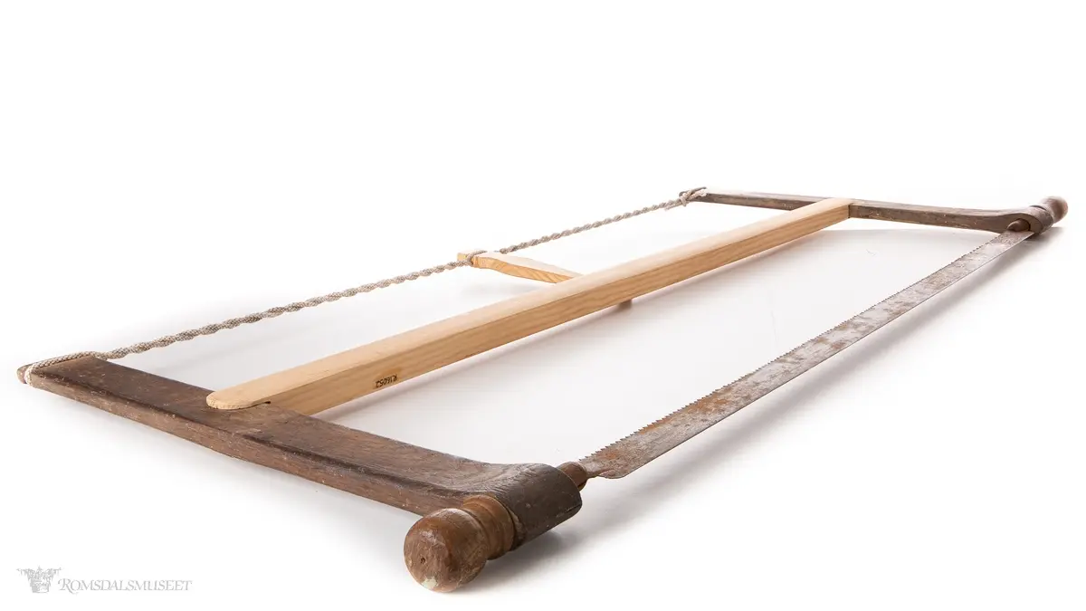 Håndsag der sagbladet er festet i en treramme og strammes ved hjelp av en spildre(strammepinne), som tvinner et tau, og som låses mot sagåsen(midtstokken), som er klauvet(felt inn på) sagarmene. Dreide knott og håndtak for festing og regulering av sagbladet. Sagblad med tenner for kløyving/fotsaging heller enn kapping, nope som også håndtaket på den ene siden indikerer.