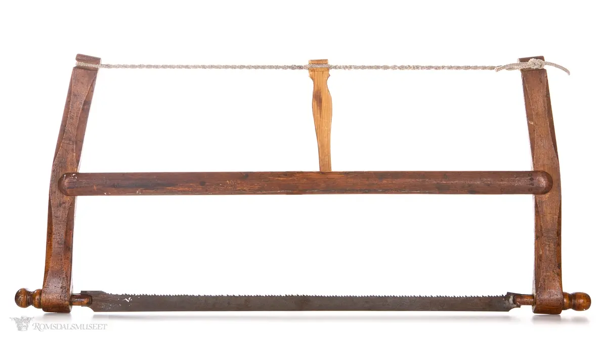 Håndsag der sagbladet er festet i en treramme og strammes ved hjelp av en spildre(strammepinne), som tvinner et tau, og som låses mot sagåsen(midtstokken), som er klauvet(felt inn på) sagarmene. Dreide knotter for festing og regulering av sagbladet. Sagblad med tenner for kløyving heller enn kapping.