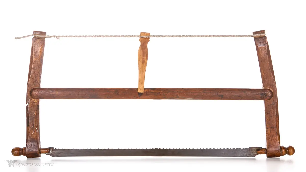 Håndsag der sagbladet er festet i en treramme og strammes ved hjelp av en spildre(strammepinne), som tvinner et tau, og som låses mot sagåsen(midtstokken), som er klauvet(felt inn på) sagarmene. Dreide knotter for festing og regulering av sagbladet. Sagblad med tenner for kløyving heller enn kapping.