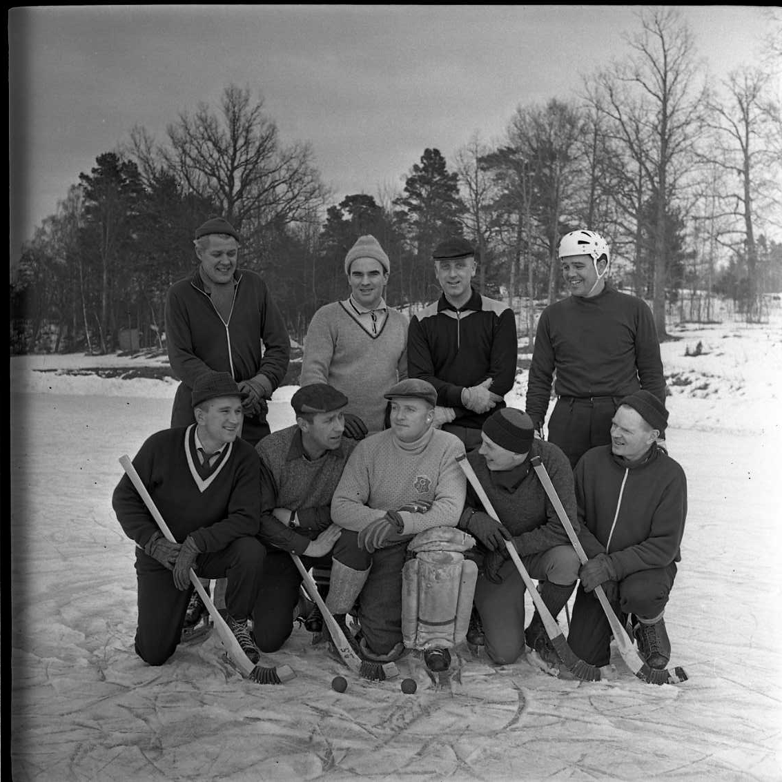 Lagbild med Gränna AIS veteranlag i bandy 1966. På bilden syns Lennart Blom, H Magnusson, I Karlsson, I Lagosi, S-E Thörn, "Kanon" Moreau, "Lalle", "Rulle" och "Knatten. De befinner sig sannolikt på Åsavallen, Grännaberget.