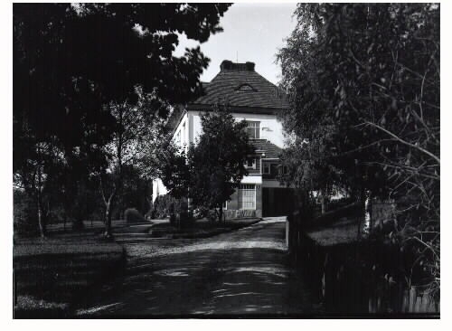 Fagereds Sanatorium, uppfört 1912-1914. 14 fotografier förmodligen tagna av överläkare Victor Steffen. Arkitekt var Rudolf Lange och man hade 96 platser för tuberkolossjuka. På bilderna 4-5, 7 och 13 syns sanatoriet med Obbhults gård till vänster, på vars mark hemmet byggdes. Gården är numera riven. 
Bild 10: Hemmet med maskinhuset till vänster. Bild 4: Högvadsån i förgrunden, sanatoriet och Obbhults gård (bakom björkarna). Bild 3, 8: Vy över landskapet och sanatoriet från en utkiksplats med bänk.