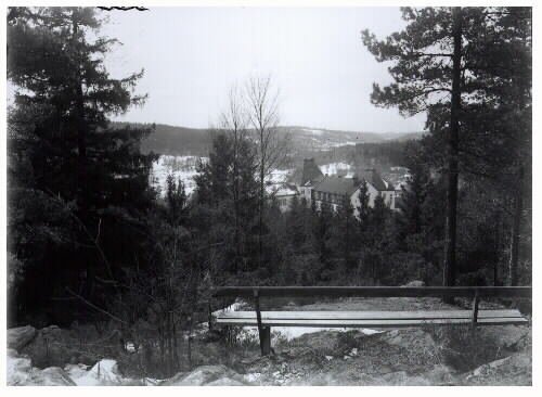 Fagereds Sanatorium, uppfört 1912-1914. 14 fotografier förmodligen tagna av överläkare Victor Steffen. Arkitekt var Rudolf Lange och man hade 96 platser för tuberkolossjuka. På bilderna 4-5, 7 och 13 syns sanatoriet med Obbhults gård till vänster, på vars mark hemmet byggdes. Gården är numera riven. 
Bild 10: Hemmet med maskinhuset till vänster. Bild 4: Högvadsån i förgrunden, sanatoriet och Obbhults gård (bakom björkarna). Bild 3, 8: Vy över landskapet och sanatoriet från en utkiksplats med bänk.