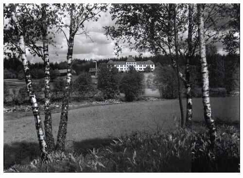 Fagereds Sanatorium, uppfört 1912-1914. 14 fotografier förmodligen tagna av överläkare Victor Steffen. Arkitekt var Rudolf Lange och man hade 96 platser för tuberkolossjuka. På bilderna 4-5, 7 och 13 syns sanatoriet med Obbhults gård till vänster, på vars mark hemmet byggdes. Gården är numera riven. 
Bild 10: Hemmet med maskinhuset till vänster. Bild 4: Högvadsån i förgrunden, sanatoriet och Obbhults gård (bakom björkarna). Bild 3, 8: Vy över landskapet och sanatoriet från en utkiksplats med bänk.