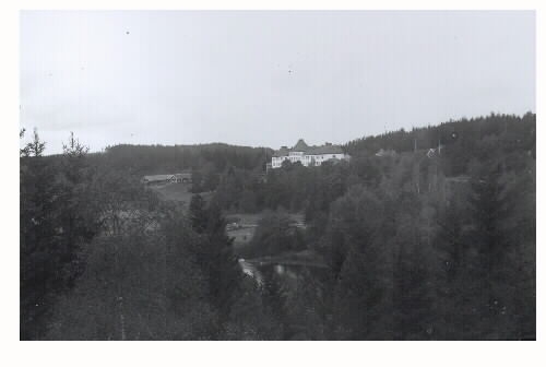 Fagereds Sanatorium, uppfört 1912-1914. 14 fotografier förmodligen tagna av överläkare Victor Steffen. Arkitekt var Rudolf Lange och man hade 96 platser för tuberkolossjuka. På bilderna 4-5, 7 och 13 syns sanatoriet med Obbhults gård till vänster, på vars mark hemmet byggdes. Gården är numera riven. 
Bild 10: Hemmet med maskinhuset till vänster. Bild 4: Högvadsån i förgrunden, sanatoriet och Obbhults gård (bakom björkarna). Bild 3, 8: Vy över landskapet och sanatoriet från en utkiksplats med bänk.