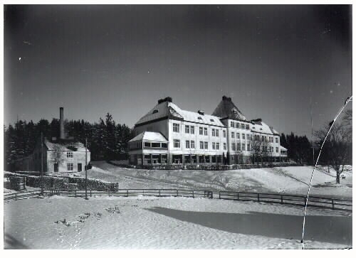 Fagereds Sanatorium, uppfört 1912-1914. 14 fotografier förmodligen tagna av överläkare Victor Steffen. Arkitekt var Rudolf Lange och man hade 96 platser för tuberkolossjuka. På bilderna 4-5, 7 och 13 syns sanatoriet med Obbhults gård till vänster, på vars mark hemmet byggdes. Gården är numera riven. 
Bild 10: Hemmet med maskinhuset till vänster. Bild 4: Högvadsån i förgrunden, sanatoriet och Obbhults gård (bakom björkarna). Bild 3, 8: Vy över landskapet och sanatoriet från en utkiksplats med bänk.