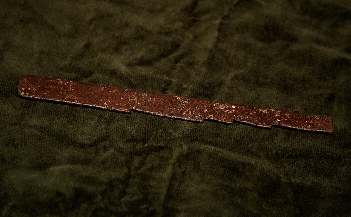 Arkeologiskt föremål. Mått av järn.